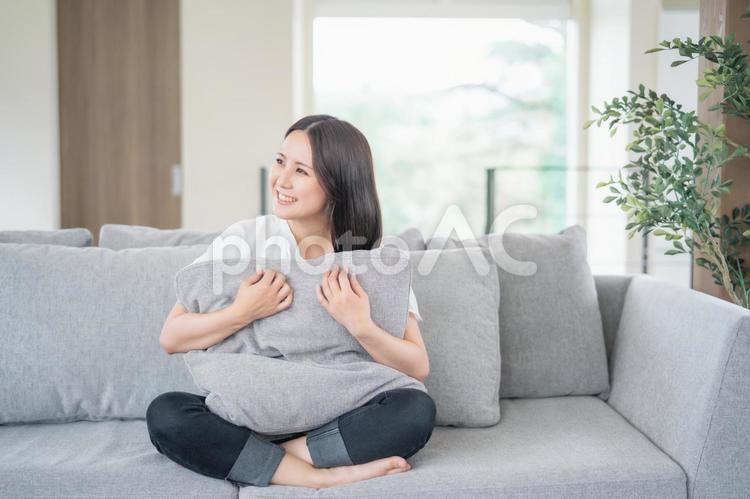 ソファでくつろぐ女性 ソファ,女性,家の写真素材