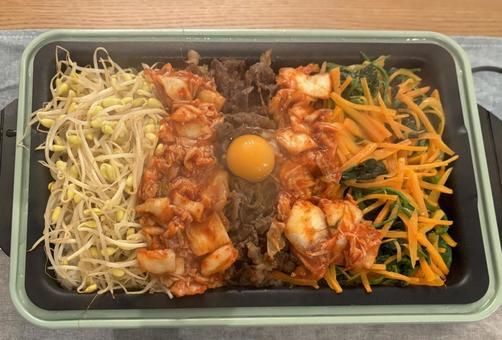 ホットプレートでビビンバ ビビンバ,韓国料理,野菜の写真素材