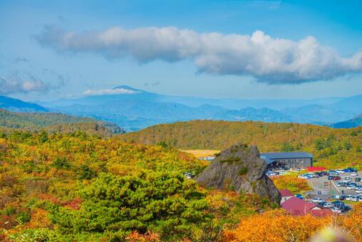 紅葉の栗駒登山口から望む鳥海山 空,風景,風の写真素材
