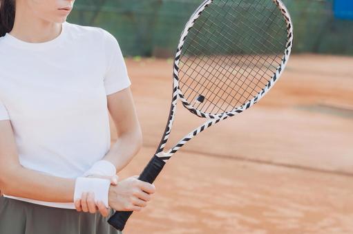 白いリストバンドをつけた女性 テニス,ラケット,握るの写真素材