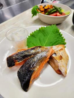 鮭カマ焼き1 鮭カマ焼き1の写真