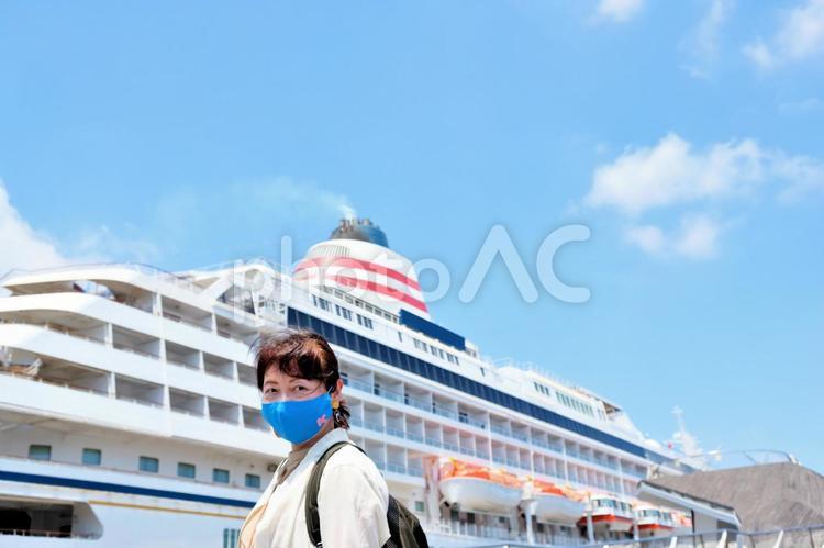 大型クルーズ船とマスク姿の女性ツーリスト 大型クルーズ船,女性,カメラ目線の写真素材