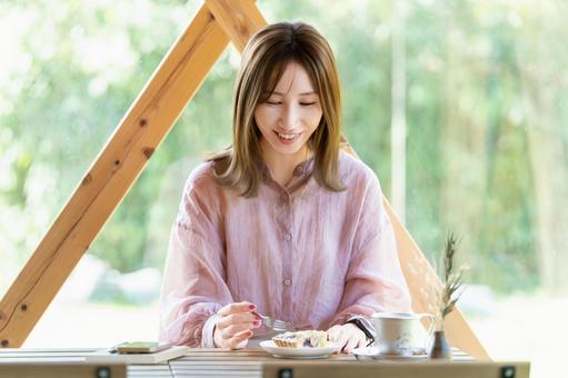カフェでスイーツを食べる女性 女性,カフェ,スイーツの写真素材