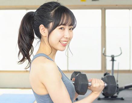 ジムでトレーニングする女性 1の写真