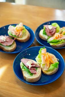 彩り豊かなオープンサンドの写真