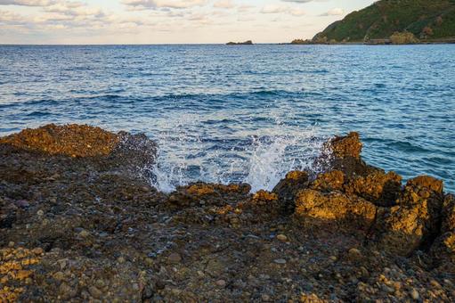 岩に打ち寄せる白波の飛沫 海,自然,風景の写真素材