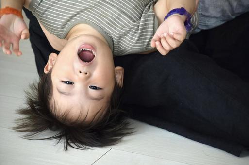 逆さになって遊ぶ男の子 逆さになって遊ぶ男の子の写真
