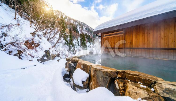 雪の積もる山中の湯気が立ち上る露天風呂 露天風呂,風呂,温泉の写真素材