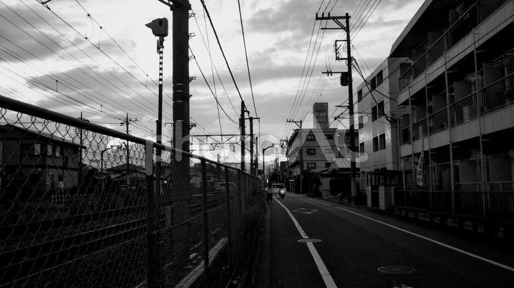 モノクロの街並み 白黒写真,通り,光の写真素材