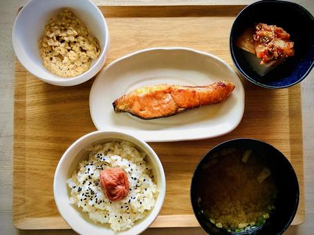 美味しいヘルシー!玄米&焼き鮭朝ごはん 美味しいヘルシー!玄米&焼き鮭朝ごはん 朝ごはん,定食,玄米の写真素材