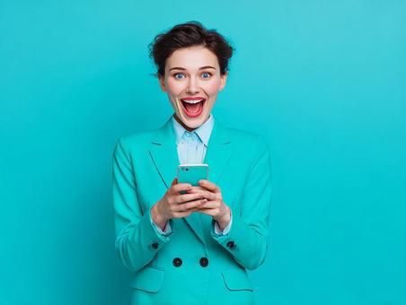 明るい未来を見据える女性起業家の写真