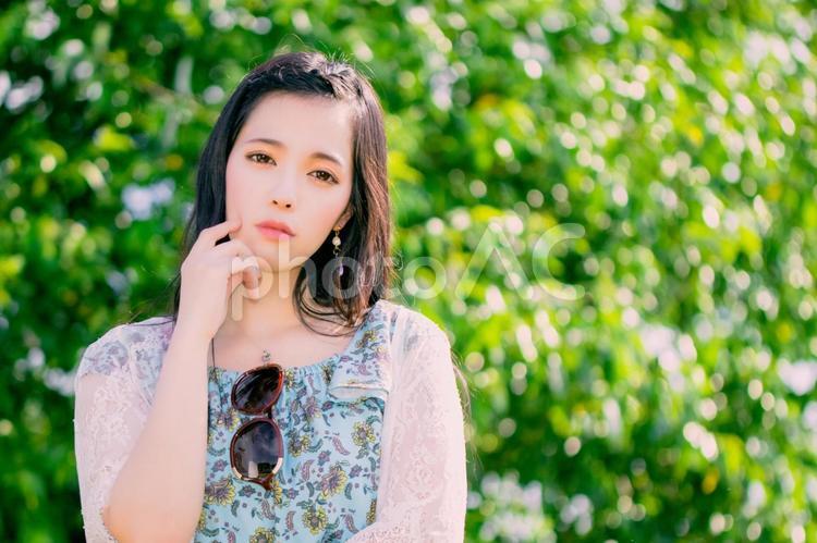 不安げな表情を浮かべる女性 女性,不安,心配の写真素材
