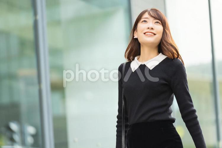 バッグを持って街を歩くビジネスウーマン 女性,ビジネス,ビジネスウーマンの写真素材