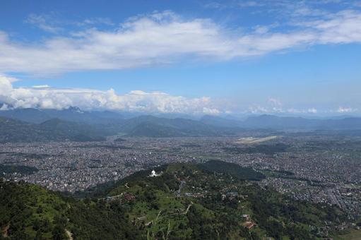 青空と白い雲とポカラの街と山並みの風景 青空と白い雲とポカラの街と山並みの風景 青空,白い,雲の写真素材