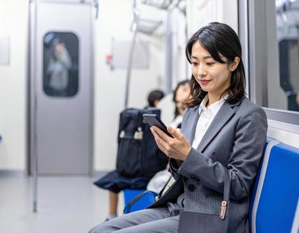 ビジネスシーン・地下鉄出張、スマホを見る ビジネスシーン・地下鉄出張、スマホを見るの写真