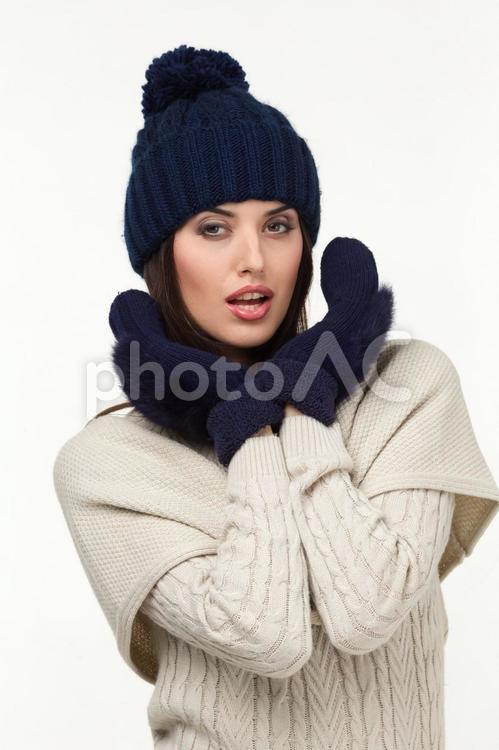 ニット帽と手袋をつけたニットワンピースの外国人女性9 女性,ニットワンピース,ニット帽の写真素材