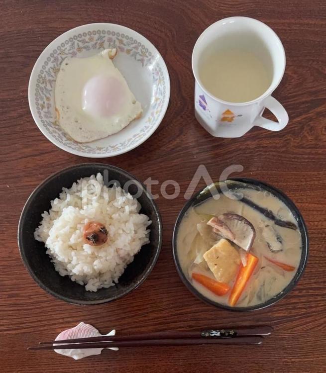 七分突きご飯にかつお梅などの朝食の食卓 朝食,ご飯,七分突きの写真素材