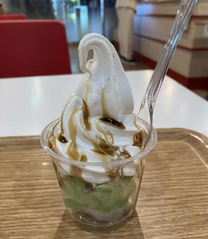 ソフトクリームと抹茶アイスパフェ ソフトクリームと抹茶アイスパフェ ソフトクリーム,cafe,パフェの写真素材