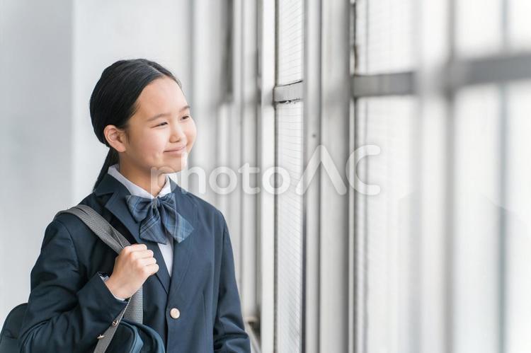 学校の教室にいる高校生・中学生の女の子 高校生,中学生,制服の写真素材