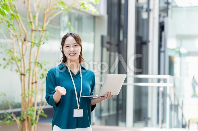 オフィスで働くエンジニア おすすめ,ビジネスウーマン,女性の写真素材