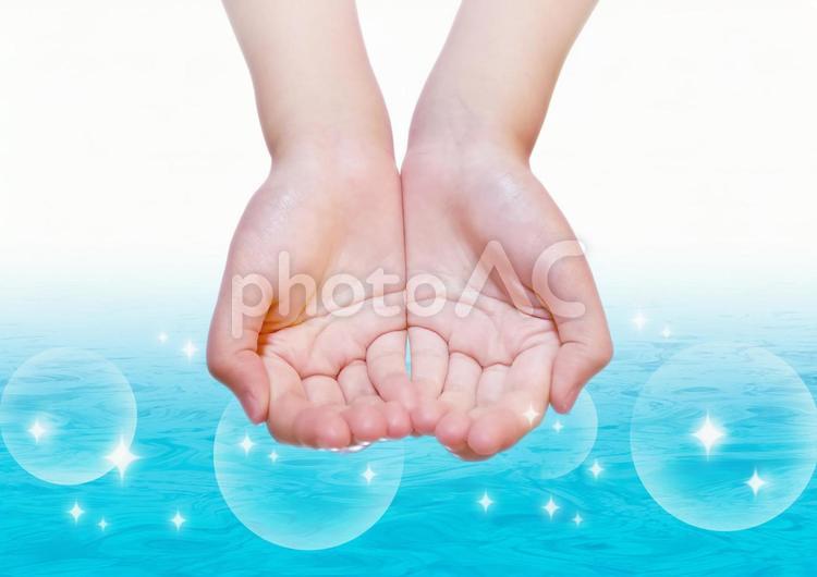 清涼感ある水とすくう手キラキラ 手,すくう,水の写真素材