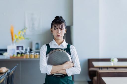 カフェで働く若い女性 カフェで働く若い女性 悩む,カフェ,ウェイトレスの写真素材