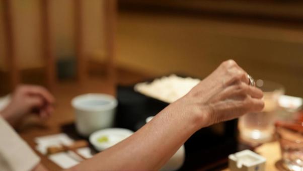 お蕎麦を食べる女性 お蕎麦を食べる女性 女性,手,指の写真素材