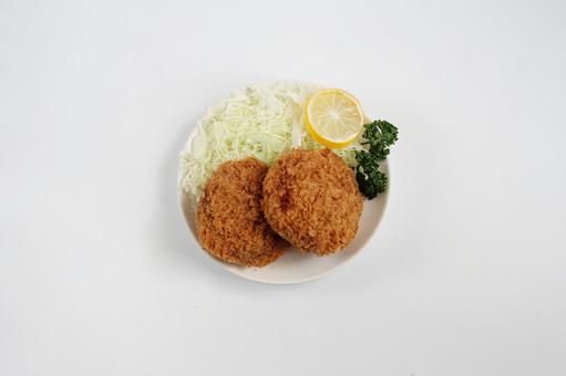 コロッケとキャベツの皿 コロッケとキャベツの皿の写真