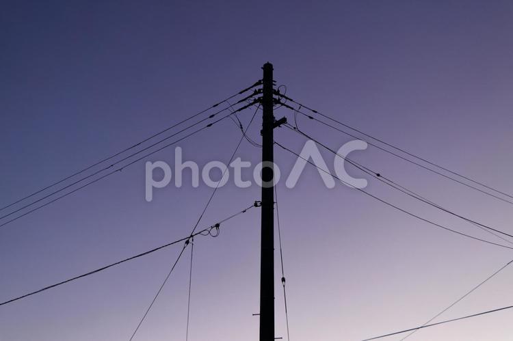 夕焼け　電線　シルエット 夕焼け,電柱,電線の写真素材