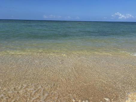 晴れた日の波うち際 海,波打ち際,きれいな海の写真素材