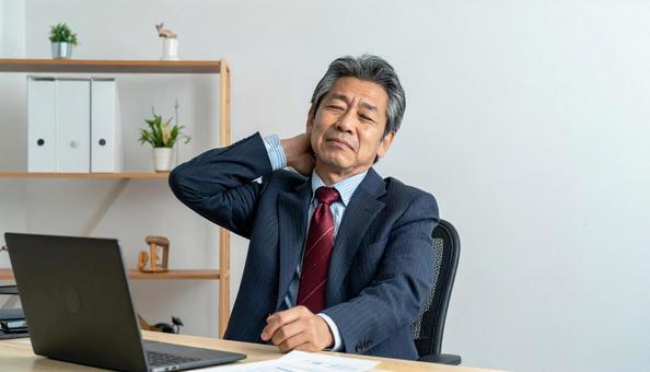 仕事の合間に肩を回すミドルのエンジニア 仕事の合間に肩を回すミドルのエンジニアの写真