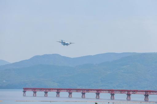 長崎空港の滑走路に進入する航空機 長崎空港の滑走路に進入する航空機の写真