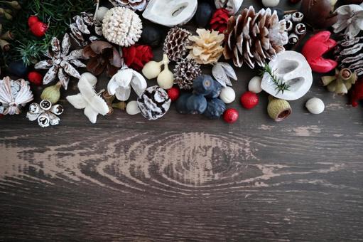 クリスマス木目調の木の実の背景素材 クリスマス,木の実,冬の写真素材