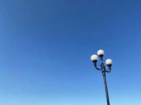 青空と丸い街灯 青空と丸い街灯の写真
