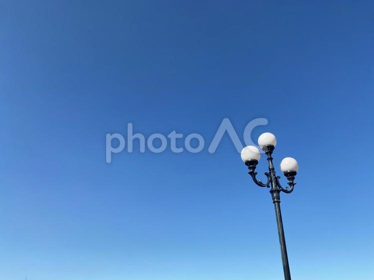 青空と丸い街灯 空,テキストスペース,青空の写真素材