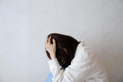 頭を抱える女性 絶望 頭を抱える女性 絶望 絶望,頭を抱える,女性の写真素材