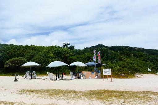 パラソル貸し出し営業中（南国海の家） 風景,沖縄,海岸の写真素材