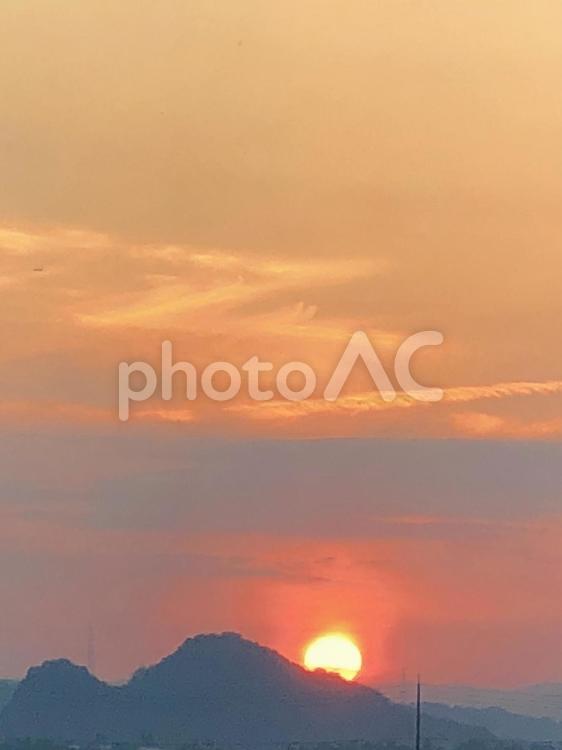 沈む夕陽にありがとう 日暮れ,暁,太陽の写真素材