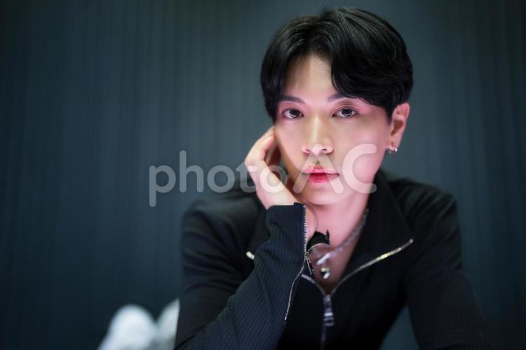 頬杖をするピアスをした男性 男性,アイドル,頬杖の写真素材