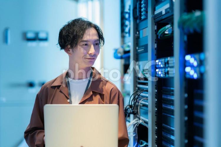 サーバーをメンテナンスするエンジニア エンジニア,サーバールーム,メンテナンスの写真素材