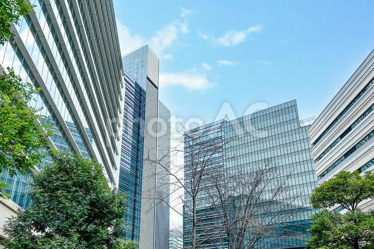 スタイリッシュなビルが建ち並ぶ横浜の光景 オフィスビル,高層ビル,横浜の写真素材