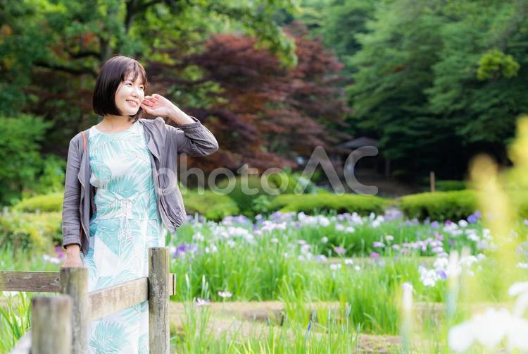 花の咲く公園を散歩する女性 公園,女性,旅行の写真素材