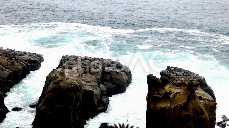 鵜戸神宮前の日向灘、宮崎県日南市 鵜戸神宮,日向灘,断崖絶壁の写真素材