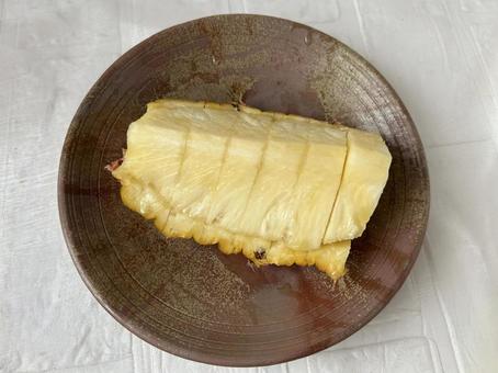 食べごろ完熟パインを食べやすくカット(横 食べごろ完熟パインを食べやすくカット(横 パイナップル,果物,南国の写真素材