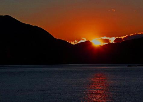 西の山に輝いて沈む太陽 富士五湖,夕陽,夕日の写真素材