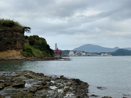 山口県彦島 竹ノ子島の磯辺 山口県彦島 竹ノ子島の磯辺 瀬戸内海,関門海峡,雲の写真素材