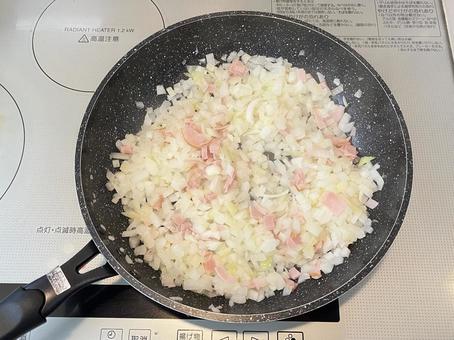たまねぎ炒め たまねぎ炒め たまねぎ,みじん切り,炒めるの写真素材