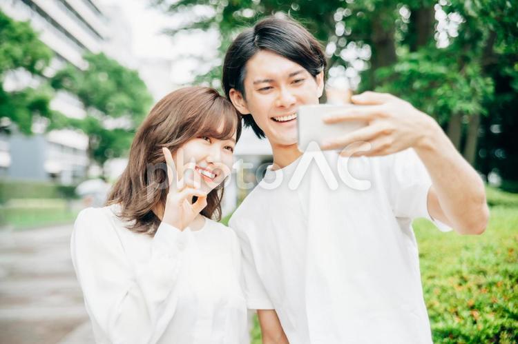 スマホで写真を撮る男女 画像,写真,撮るの写真素材