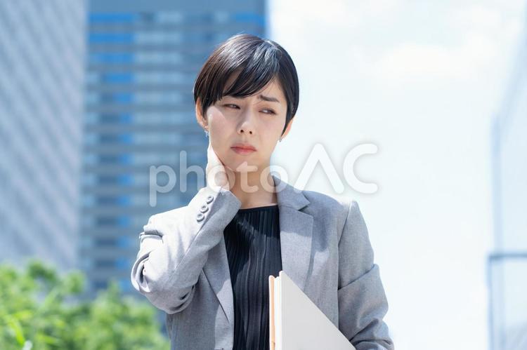 オフィス街で働く若いビジネスウーマン ビジネス,女性,ビジネスウーマンの写真素材