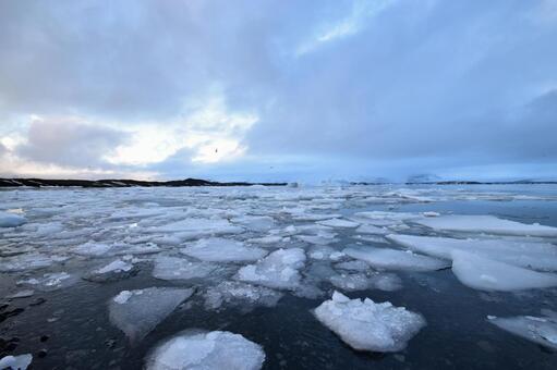アイスランドの氷河湖に浮かぶ氷の塊﻿ アイスランド,氷河湖,氷河の写真素材